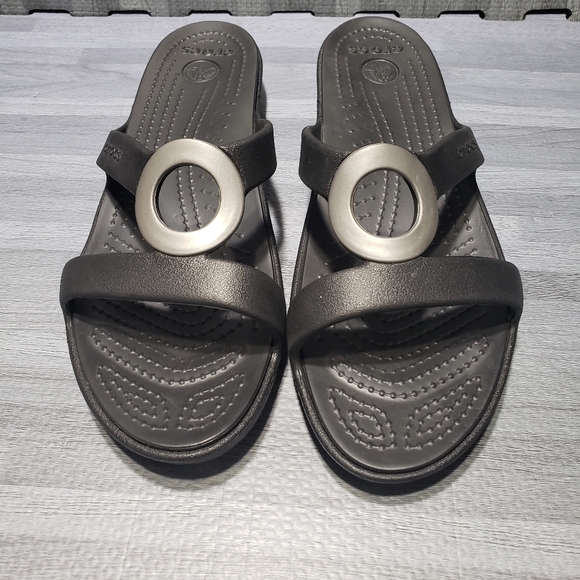 crocs women's sanrah circle sandal